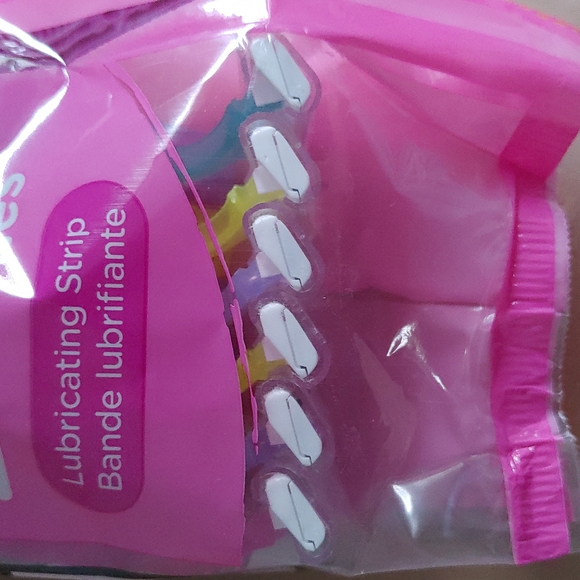 NIP 12 Disposable Razors - Picture 3 of 3